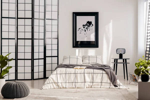 Conception de chambre noire et blanche avec mur de mullions — Photo