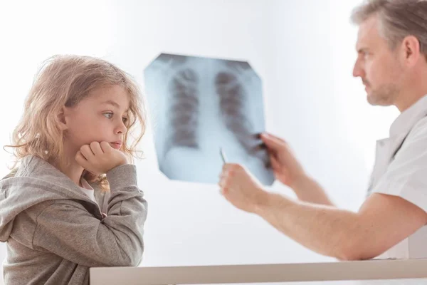 Vizsgáló orvos a tüdő x-ray aranyos kis gyermek a kórházban — Stock Fotó