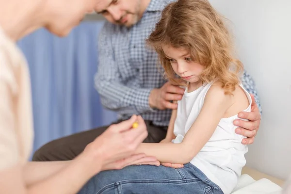 Fürsorglicher Vater mit süßem kleinen Sohn beim Termin beim Kinderarzt — Stockfoto