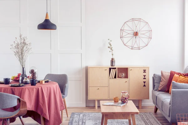 Tavolino e comò vintage in legno nell'elegante soggiorno interno con divano grigio — Foto Stock
