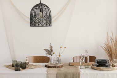 Oturma odasında masanın üstünde siyah Modern lamba