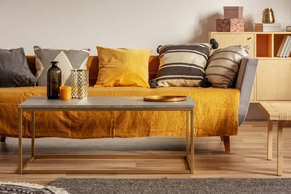 Moderigtigt stue interiør med gul og grå design og lange sofabord i midten - Stock-foto