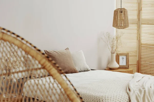 Pantalla de madera en el interior del dormitorio blanco con mesita de noche de madera —  Fotos de Stock