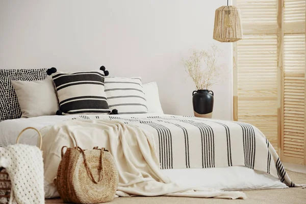 Rieten accenten in witte Scandinavische slaapkamer interieur — Stockfoto