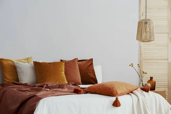 Gros plan d'oreillers et couverture sur un lit confortable avec couette blanche — Photo