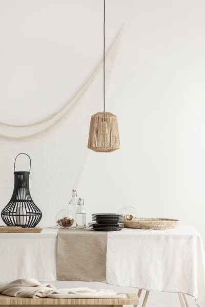 Rieten lamp in het midden van de eetkamer — Stockfoto