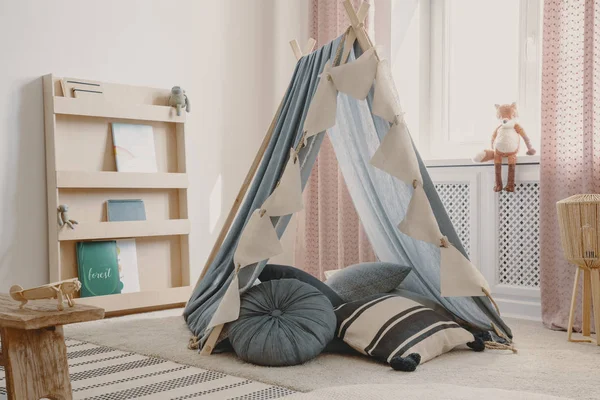 Meubles en bois et tente avec oreillers dans la salle de jeux scandinave naturelle pour les enfants, vrai photofox — Photo