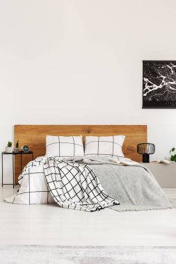 Sade yatak odası iç ahşap headboard üzerinde beyaz duvar üzerinde siyah harita