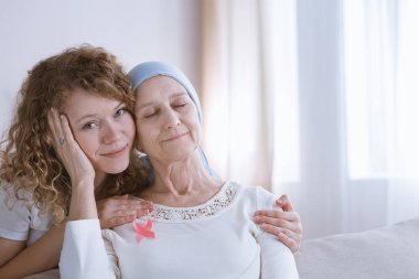 Servikal kanser muzdarip hasta anne destekleyen güzel genç kızı