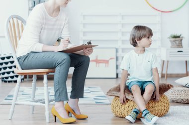 Utangaç çocuk oturan üzerinde puf sonraki için Danışmanı sırasında terapi