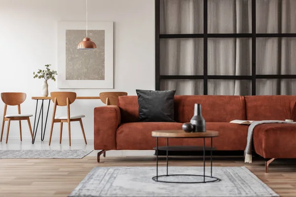 Zilveren abstract schilderij in wit frame op de muur van trendy woonkamer interieur met bruine hoeksofa — Stockfoto