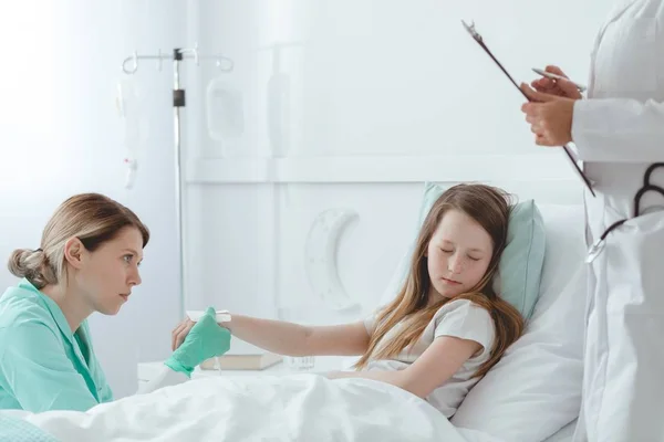 Bir çocuk kız bir enjeksiyon korkuyor — Stok fotoğraf