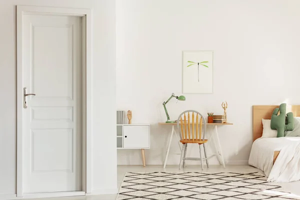 Houten stoel voor Scandinavische Bureau in elegante slaapkamer met thuiskantoor — Stockfoto