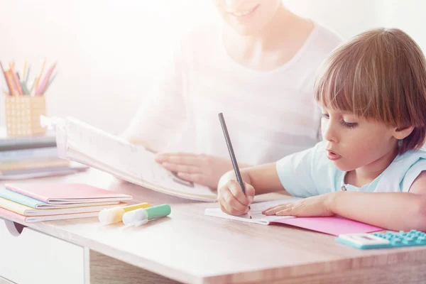 Jongen tekening foto bij bureau tijdens kunstlessen in de school — Stockfoto