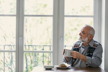 Melankolik dedesi masada tek başına kahvaltı yiyor