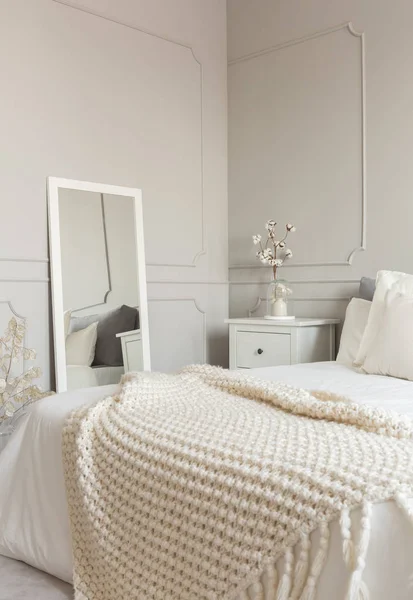 Cozy cream colored woolen blanket on king size bed in bright bedroom — Stock Photo, Image