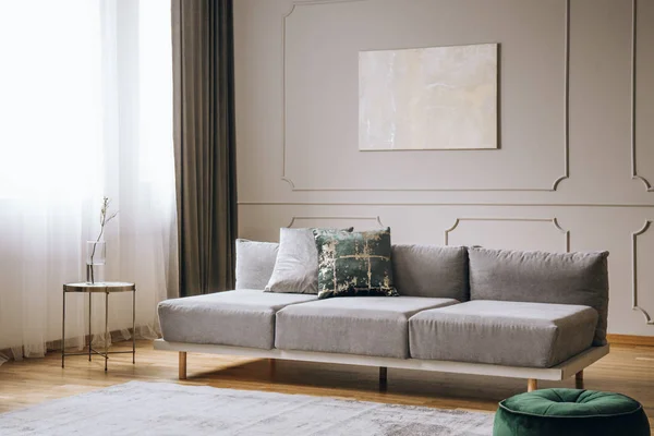 Элегантный интерьер гостиной с удобным диваном, настоящая фотография — стоковое фото