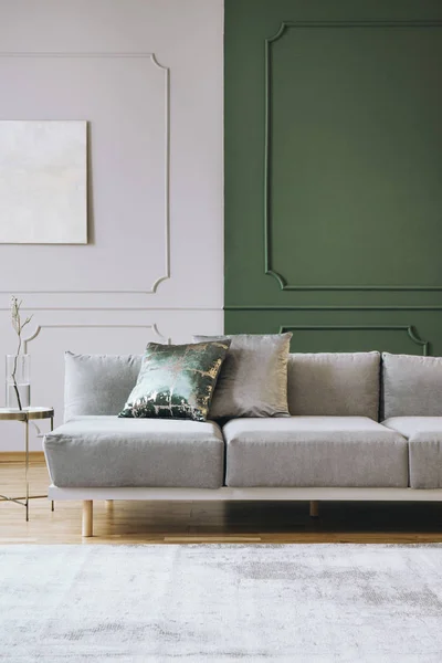 Pintura abstrata na parede vazia de elegante sala de estar interior — Fotografia de Stock