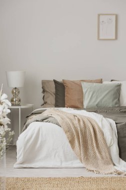 Kral boyutu bedr ile şık yatak odası iç Toprak renkleri