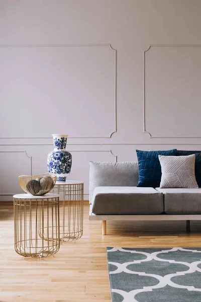 Grå sofa med puder i lyse stue interiør med hygge design - Stock-foto