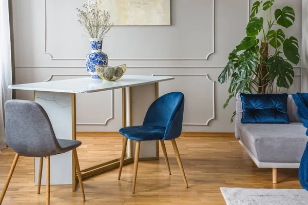 Interior gris y azul con mesa y sillas — Foto de Stock