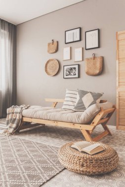 Parlak oturma odası iç hasır puf açık kitap