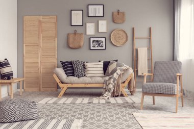 Şık İskandinav kanepe yastık şık salon iç ile yanındaki trendy vintage koltuk