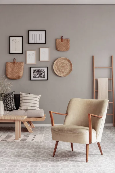 Sala de estar escandinava elegante design de interiores, conceito de acentos naturais — Fotografia de Stock