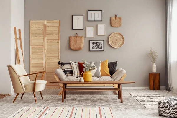 Cuscini rossi, gialli e fantasia su elegante divano da soggiorno scandinavo — Foto Stock