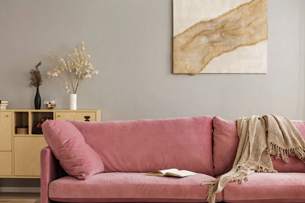 추상화와 우아한 베이지 색 인테리어에 편안한 벨벳 파스텔 핑크 소파 — 스톡 사진