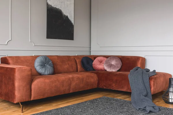 Almofadas de veludo redondas cinza, preto, bege e rosa no sofá da sala de estar de cor de gengibre — Fotografia de Stock