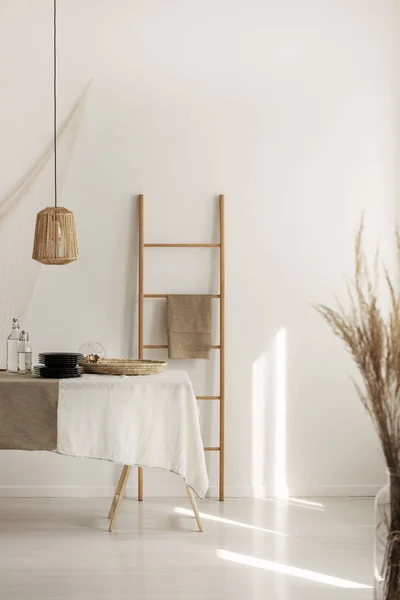 Houten ladder in het centrum van de minimale woonkamer — Stockfoto
