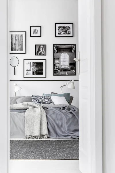 Módní ložnice s pohodlným královou postelí v moderním bytě, opravdová fotka — Stock fotografie