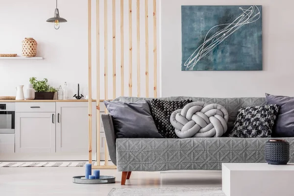 Trendiges Knotenkissen hellgrau auf bequemer skandinavischer Couch — Stockfoto