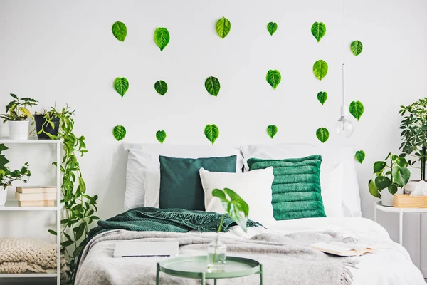 Acogedoras almohadas en una cómoda cama king size en el interior del dormitorio luminoso en un elegante apartamento — Foto de Stock