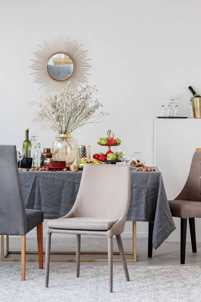 Cadeira elegante ao lado de mesa de jantar elegante para festa — Fotografia de Stock