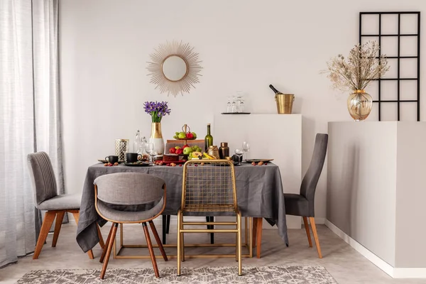 Zarif yemek odası beyaz duvarda altın çerçeve trendy ayna — Stok fotoğraf