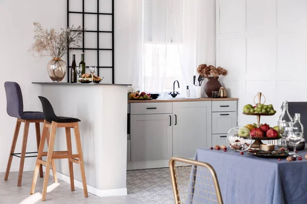 Cuisine ouverte et salle à manger idée intérieure avec mobilier blanc — Photo