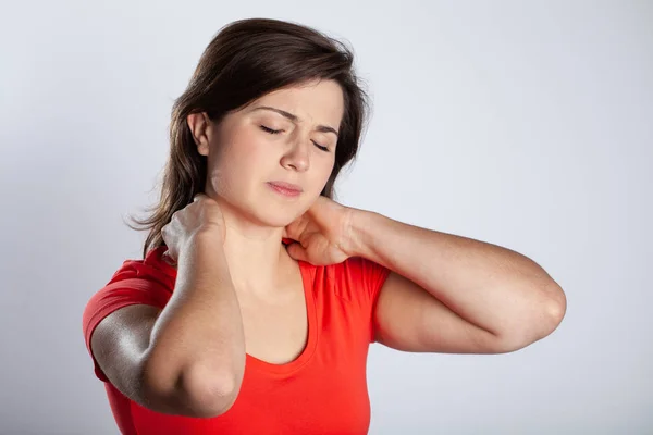 Mujer con dolor y lesión en el cuello y los hombros, manos femeninas en los músculos sufridos — Foto de Stock