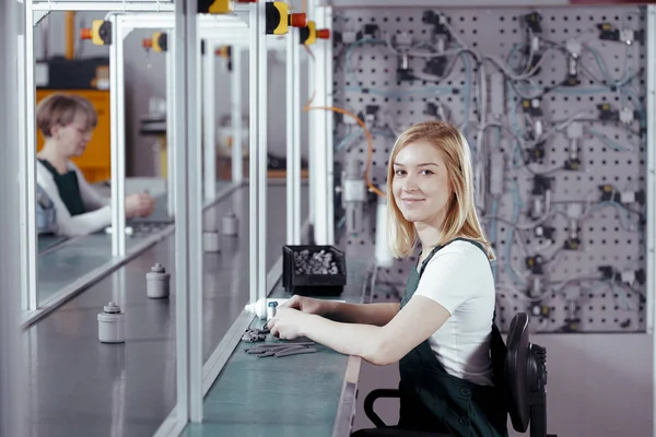 Profil bild av koncentrerad ung arbets tagare i denim övergripande arbetar på fabriken — Stockfoto