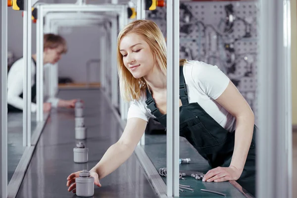 Pracownica koncentruje się profesjonalnie zmotywowanych kobiet pracownik fabryki — Zdjęcie stockowe