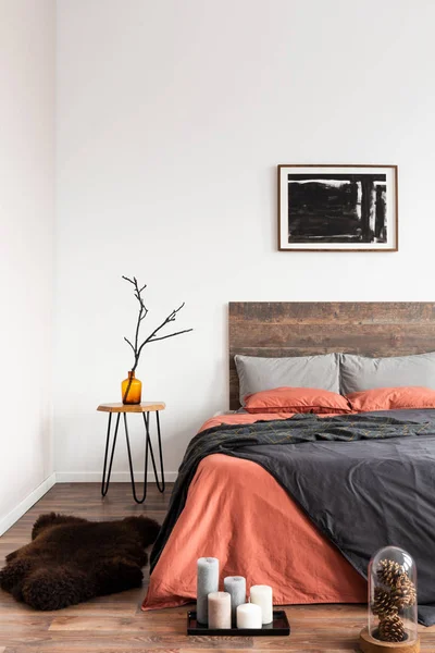Alfombra de furia en el suelo de madera del interior del dormitorio simple —  Fotos de Stock