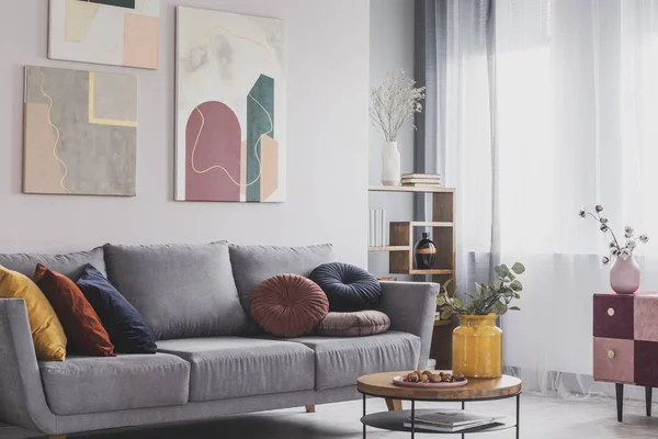 Salontafel voor grijze bank in Scandinavische woonkamer — Stockfoto