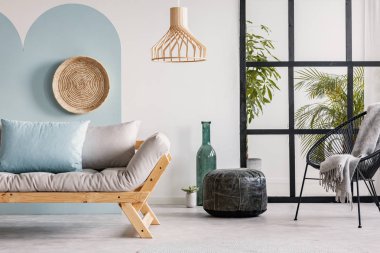 İskandinav futon kanepe, puf, koltuk ve kentsel orman ile şık oturma odası iç