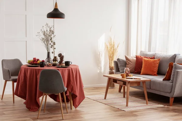 Salotto e sala da pranzo interni con design grigio, bianco e zenzero — Foto Stock