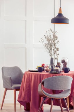 Gri ve turuncu tasarımlı şık oturma odası iç boş beyaz duvara alan kopyalayın