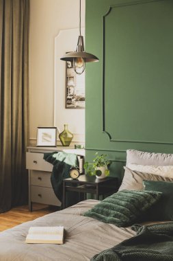 Beyaz, gri ve yeşil şık yatak odası iç tasarım