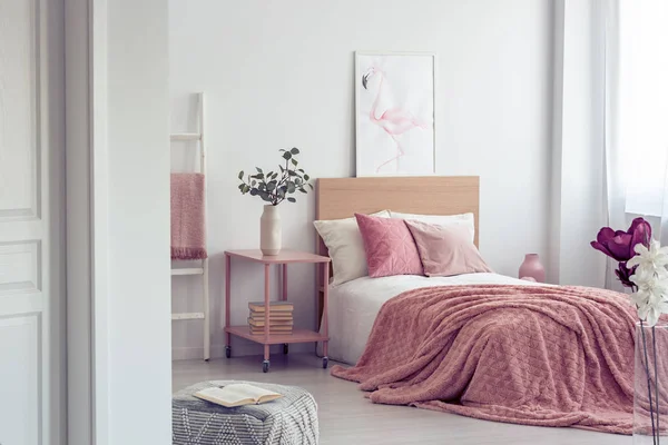 Almohada rosa pastel y manta en una cama de madera con ropa de cama blanca en el interior del dormitorio escandinavo —  Fotos de Stock