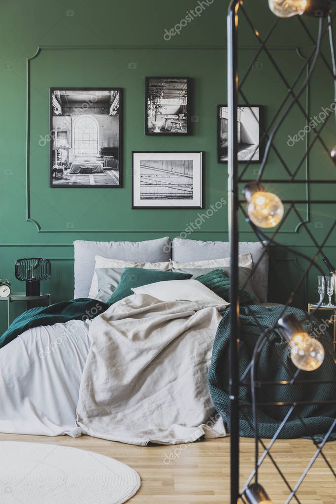 Parete verde con galleria di poster in camera da letto di tendenza interno  con letto matrimoniale - Foto Stock: Foto, Immagini © photographee.eu  292105264