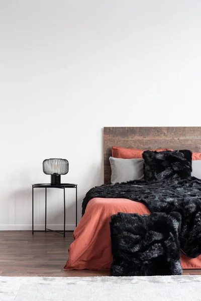 Kopieer ruimte op lege witte muur van eenvoudige slaapkamer interieur met Fury Black dekbed en kussen op bed — Stockfoto